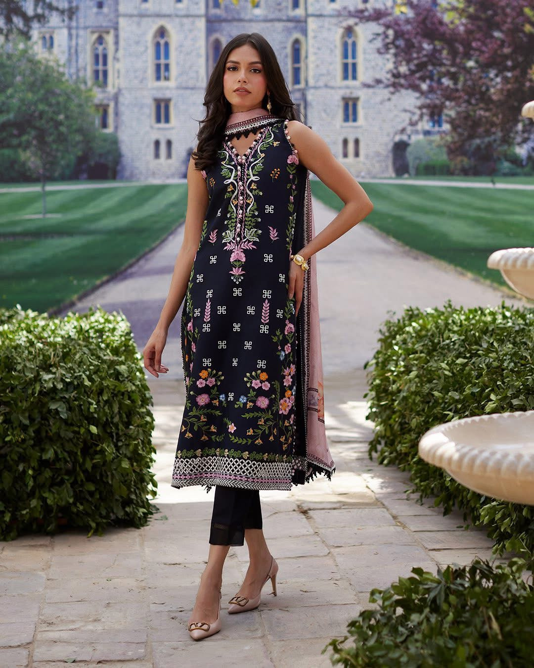 Mina hasan  Unsticthed chikankari lawn SASHA